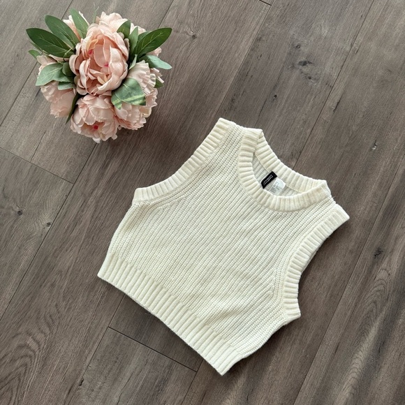 H&M Divided Ivory White Ribbed Crop Sweater Top - Picture 1 of 4